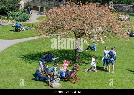 Bath, Somerset, Großbritannien. April 2021. Am ersten Samstag, nachdem die Beschränkungen für den Aufenthalt in Covid zu Hause in England aufgehoben wurden, werden die Menschen in den Parade Gardens beim Sonnenbaden vorgestellt. Quelle: Lynchpics/Alamy Live News Stockfoto