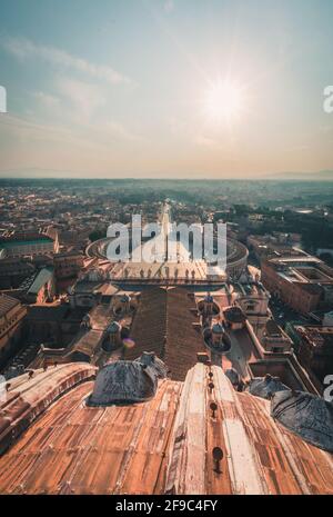 Blick von der Spitze des Petersdoms auf die Engelsburg im Vatikan Rom Italien Stockfoto