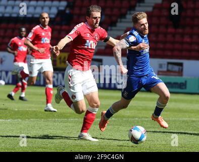 Woolwich, Großbritannien. April 2021. WOOLWICH, Großbritannien, 17. APRIL: Alex Gilbey von L-R Charlton Athletic und Teddy Bishop von Ipswich Town während der Sky Bet League One zwischen Charlton Athletic und Ipswich Town im Valley, Woolwich am 17. April 2021 Credit: Action Foto Sport/Alamy Live News Stockfoto