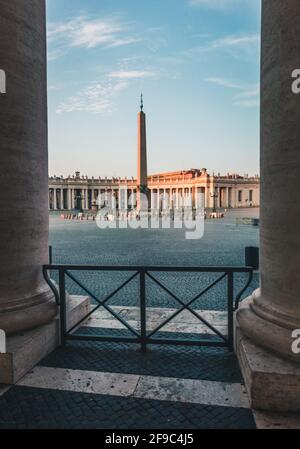 Obelisk auf dem Petersplatz im Morgenlicht. Vatikan, Rom, Italien. Stockfoto