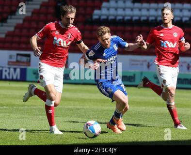 Woolwich, Großbritannien. April 2021. WOOLWICH, Großbritannien, 17. APRIL: Alex Gilbey von L-R Charlton Athletic und Teddy Bishop von Ipswich Town während der Sky Bet League One zwischen Charlton Athletic und Ipswich Town im Valley, Woolwich am 17. April 2021 Credit: Action Foto Sport/Alamy Live News Stockfoto