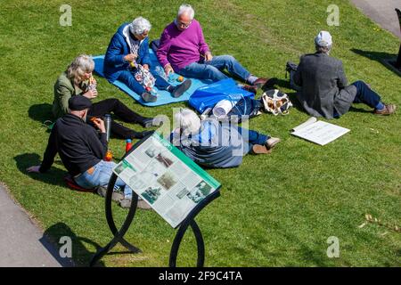 Bath, Somerset, Großbritannien. April 2021. Am ersten Samstag, nachdem die Beschränkungen für den Aufenthalt in Covid zu Hause in England aufgehoben wurden, werden die Menschen in den Parade Gardens beim Sonnenbaden vorgestellt. Quelle: Lynchpics/Alamy Live News Stockfoto