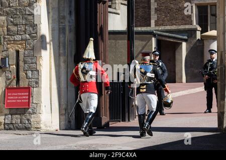 Windsor, Großbritannien. April 2021. Mitglieder der Streitkräfte kommen in Schloss Windsor an, um an der Beerdigung des Herzogs von Edinburgh teilzunehmen. Die Beerdigung von Prinz Philip, dem Ehemann von Königin Elizabeth, findet in der St. George IIÕs Chapel in Windsor Castle statt, wobei die Zeremonie gemäß den aktuellen Einschränkungen für Coronaviren auf 30 Trauernde beschränkt ist. Kredit: Mark Kerrison/Alamy Live Nachrichten Stockfoto