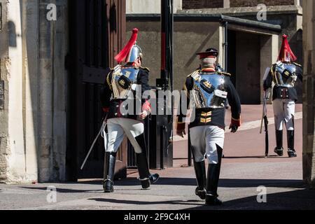Windsor, Großbritannien. April 2021. Mitglieder der Streitkräfte kommen in Schloss Windsor an, um an der Beerdigung des Herzogs von Edinburgh teilzunehmen. Die Beerdigung von Prinz Philip, dem Ehemann von Königin Elizabeth, findet in der St. George IIÕs Chapel in Windsor Castle statt, wobei die Zeremonie gemäß den aktuellen Einschränkungen für Coronaviren auf 30 Trauernde beschränkt ist. Kredit: Mark Kerrison/Alamy Live Nachrichten Stockfoto