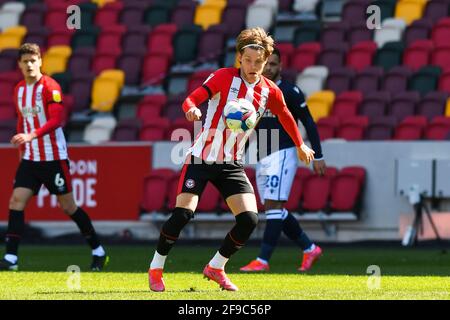 LONDON. VEREINIGTES KÖNIGREICH. 17. APRIL: Mathias Jensen von Brentford in Aktion beim Sky Bet Championship-Spiel zwischen Brentford und Millwall im Brentford Community Stadium, Brentford, am Samstag, 17. April 2021. (Kredit: Ivan Yordanov) Kredit: MI Nachrichten & Sport /Alamy Live Nachrichten Stockfoto