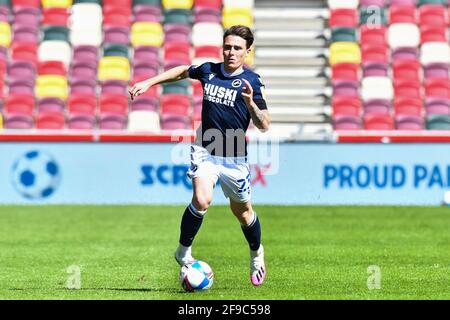 LONDON. VEREINIGTES KÖNIGREICH. 17. APRIL: Dan McNamara von Millwall in Aktion während des Sky Bet Championship-Spiels zwischen Brentford und Millwall am Samstag, 17. April 2021, im Brentford Community Stadium, Brentford. (Kredit: Ivan Yordanov) Kredit: MI Nachrichten & Sport /Alamy Live Nachrichten Stockfoto