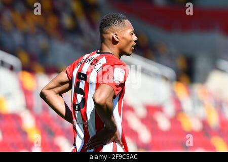 LONDON. VEREINIGTES KÖNIGREICH. 17. APRIL: Ethan Pinnock von Brentford schaut sich während des Sky Bet Championship-Spiels zwischen Brentford und Millwall am Samstag, dem 17. April 2021, im Brentford Community Stadium an. (Kredit: Ivan Yordanov) Kredit: MI Nachrichten & Sport /Alamy Live Nachrichten Stockfoto