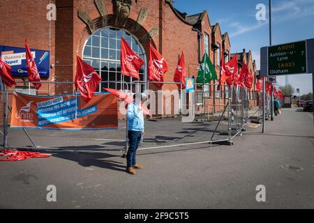 Manchester, Großbritannien. April 2021. Banner und Flaggen, die während eines Protestes an der Streikposten gesehen wurden, die die Beendigung des Schießens und die Wiedererlangung forderten. Die Unite Union setzt ihre Demonstration vor dem Busbahnhof in Queens Road fort. Gewerkschaftsmitglieder sagten, dass das Busunternehmen Go North West von seinen Fahrern erwarte, dass sie mehr Stunden für das gleiche Geld arbeiten, und nannten es eine ‘Feuer- und Wiederanstellungstaktik'. (Foto von Andy Barton/SOPA Images/Sipa USA) Quelle: SIPA USA/Alamy Live News Stockfoto