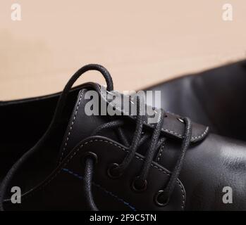 Ansicht der männlichen Lederschuhe, Nahaufnahme auf Schnürsenkeln. Stockfoto