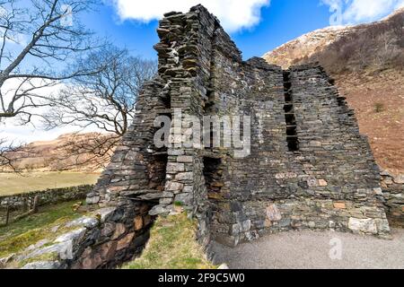 GLENELG HIGHLANDS SCHOTTLAND DUN TELVE BROCH INNENRAUM UND BLICK AUF DIE DOPPELWAND Stockfoto