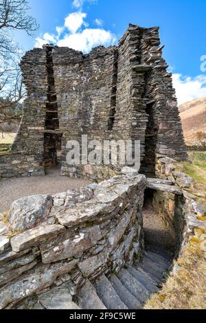 GLENELG HIGHLANDS SCHOTTLAND DUN TELVE BROCH INNENRAUM UND BLICK AUF DIE TREPPE VON OBEN Stockfoto