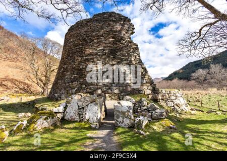 GLENELG HIGHLANDS SCHOTTLAND DUN TELVE BROCH VON WESTEN AUS GESEHEN Stockfoto