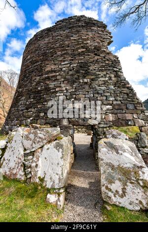 GLENELG HIGHLANDS SCHOTTLAND DUN TELVE BROCH BLICK AUF DEN EINGANG UND DURCHGANG INS INNERE Stockfoto