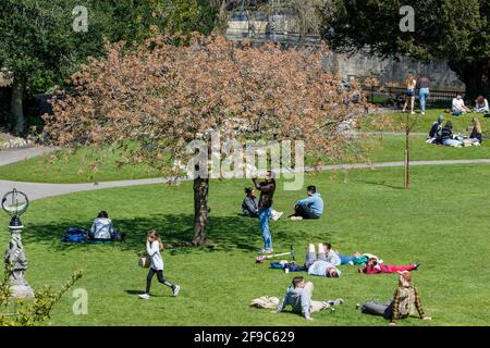 Bath, Somerset, Großbritannien. April 2021. Am ersten Samstag, nachdem die Beschränkungen für den Aufenthalt in Covid zu Hause in England aufgehoben wurden, werden die Menschen in den Parade Gardens beim Sonnenbaden vorgestellt. Quelle: Lynchpics/Alamy Live News Stockfoto