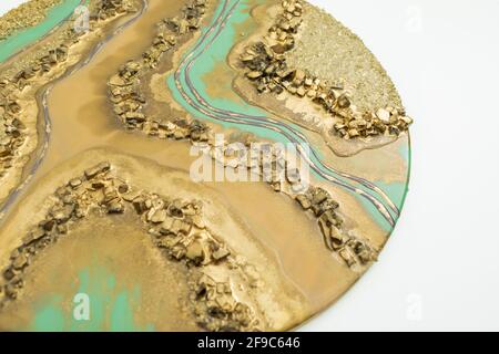 Kunstmalerei aus Harz mit goldenen Farben und Glas. Stockfoto