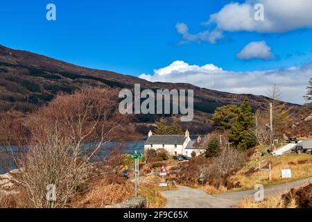 GLENELG ISLE OF SKYE FÄHRTERMINAL STRASSE, DIE ZUM FÜHRT SLIPANLAGE UND PARKPLATZ Stockfoto