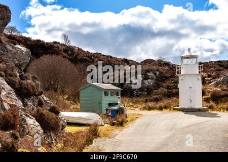 GLENELG ISLE OF SKYE FÄHRTERMINAL KLEINER WEISSER LEUCHTTURM UND DIE GRÜNE TICKETKASSE HÜTTE Stockfoto