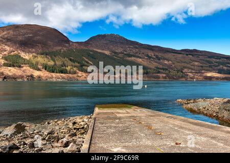 GLENELG ISLE OF SKYE FÄHRTERMINAL DIE SLIPWAY, DIE IN FÜHRT WATERS OF KYLE RHEA Stockfoto