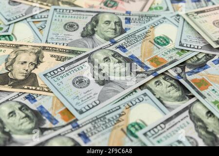 Textur von US-Dollar. Finanzhintergrund von 5, 10, 20, 50 und 100 Dollar Scheinen Stockfoto