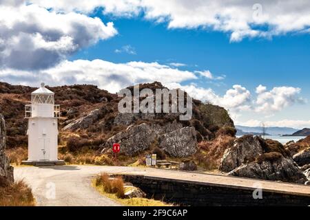 GLENELG ISLE OF SKYE FÄHRHAFEN WEISSER LEUCHTTURM UND DIE SLIPWAY Stockfoto