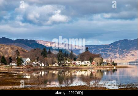 LOCH DUICH KINTAIL WESTKÜSTE SCHOTTLAND DIE HÄUSER VON RATAGAN DORF Stockfoto