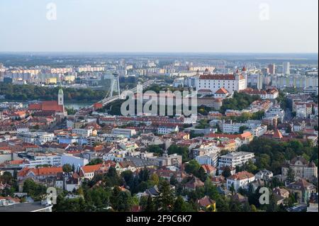 Das Stadtbild von Bratislava (Slowakei) vom Slavín-Denkmal aus gesehen. Stockfoto