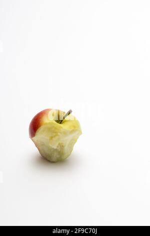 Ein reifer roter Apfel isoliert auf weißem Hintergrund. Rot gebissen Apfel auf weißem Hintergrund. Apple Beschneidungspfad. Vertikales Foto ein Apfelstub. Stockfoto
