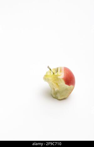 Ein reifer roter Apfel isoliert auf weißem Hintergrund. Rot gebissen Apfel auf weißem Hintergrund. Apple Beschneidungspfad. Vertikales Foto ein Apfelstub. Stockfoto