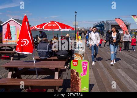 Southend on Sea, Essex, Großbritannien. April 2021. Der Tag war hell und sonnig in der Küstenstadt, aber mit einem kühlen Wind. Viele Leute haben die Küste und den berühmten Pier besucht. Stockfoto