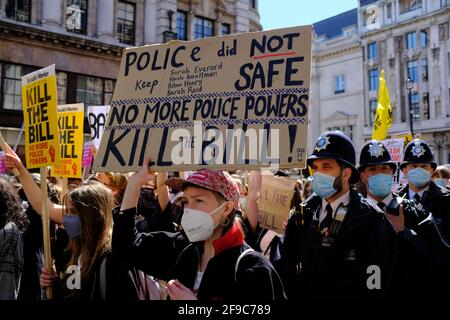 London, England. April 2021. Kill the Bill Protest gegen den neu vorgeschlagenen Gesetzentwurf für Polizei, Kriminalität, Verurteilung und Gerichte, den die Regierung zu verabschieden versucht. Demonstranten laufen Piccadilly mit städtischen Polizeibeamten hinunter. Bradley Stearn / Alamy Live News Stockfoto