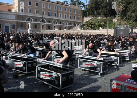Rom, Italien. April 2021. Rom, Nationale Show des Unterhaltungssektors und Veranstaltungen mit 100 Stämmen auf der Piazza del Popolo im Bild: Kredit: Unabhängige Fotoagentur/Alamy Live News Stockfoto