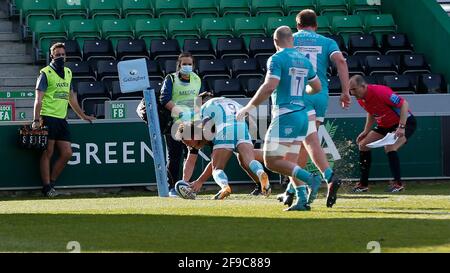 Twickenham Stoop, London, Großbritannien. April 2021. Englische Premiership Rugby, Harlequins versus Worcester Warriors; will Evans von Harlequins punktet in den letzten Minuten der ersten Halbzeit Kredit: Action Plus Sports/Alamy Live News Stockfoto