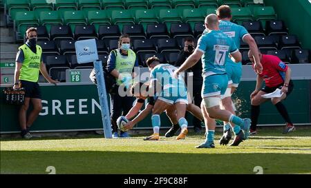 Twickenham Stoop, London, Großbritannien. April 2021. Englische Premiership Rugby, Harlequins versus Worcester Warriors; will Evans von Harlequins punktet in den letzten Minuten der ersten Halbzeit Kredit: Action Plus Sports/Alamy Live News Stockfoto