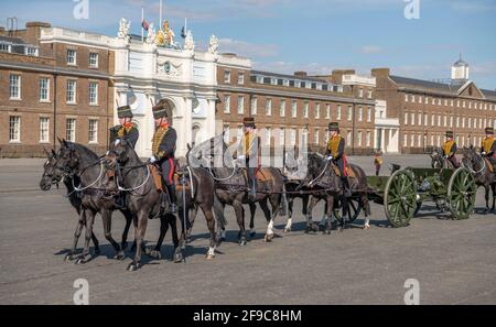 King George VI Lines, Woolwich Barracks, London, Großbritannien. 17. April 2021. Die Königstruppe der Royal Horse Artillery verlässt die Woolwich Barracks mit zwei Artilleriebüchern, nachdem sie die nationale Schweigeminute zum Gedenken an Prinz Philip Duke von Edinburgh markiert hatte,‘seine Beerdigung im Schloss Windsor stattfindet. Quelle: Malcolm Park/Alamy Live News. Stockfoto