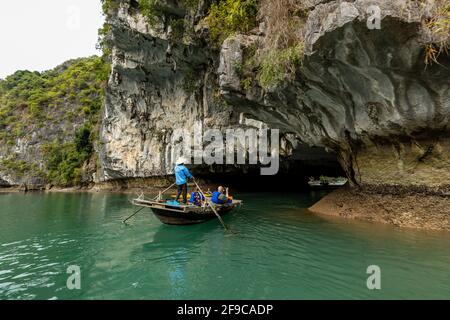 Die Luon-Höhle der Ha Long Bay in Vietnam Stockfoto