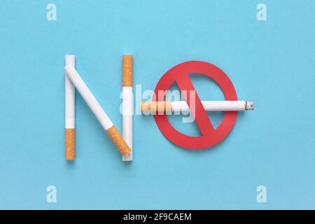 Verbotenes Schild mit einer Zigarette und dem Text Rauchen verboten. Stockfoto