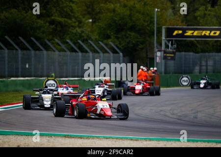 21 QUINN Alex, Arden, 10 DAVID Hadrien, R-ace GP, Aktion während des 1. Rennens der Formel-Regional-Europameisterschaft 2021 von Alpine vom 16. Bis 18. April 2021 auf dem Autodromo Internazionale Enzo e Dino Ferrari, in Imola, Italien - Foto Florent Gooden / DPPI Stockfoto