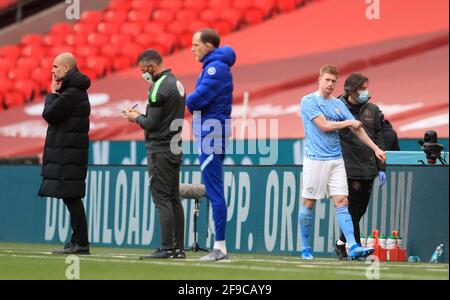 Kevin De Bruyne (rechts) von Manchester City geht niedergeschlagen davon, nachdem er sich während des Halbfinalmatches des FA Cup im Wembley Stadium, London, verletzt hatte. Bilddatum: Samstag, 17. April 2021. Stockfoto
