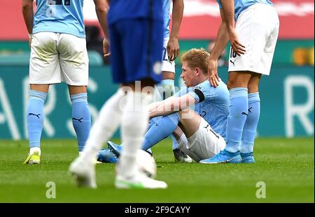 Kevin De Bruyne von Manchester City nimmt eine Verletzung auf, die während des Halbfinalmatches des FA Cup im Wembley Stadium, London, ersetzt wird. Bilddatum: Samstag, 17. April 2021. Stockfoto