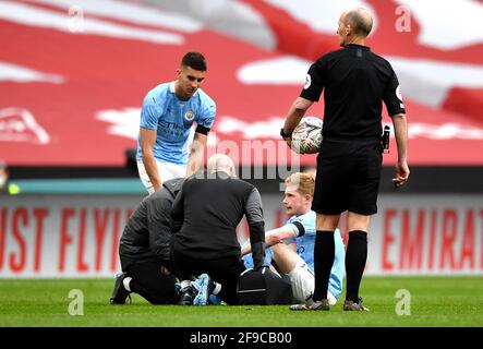 Kevin De Bruyne von Manchester City nimmt eine Verletzung auf, die während des Halbfinalmatches des FA Cup im Wembley Stadium, London, ersetzt wird. Bilddatum: Samstag, 17. April 2021. Stockfoto