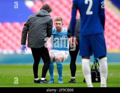 Kevin De Bruyne von Manchester City hob sich vom Boden ab, nachdem er sich während des Halbfinalmatches des FA Cup im Wembley Stadium, London, verletzt hatte. Bilddatum: Samstag, 17. April 2021. Stockfoto