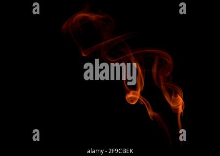 Red Smoke auf schwarzem Hintergrund Stockfoto