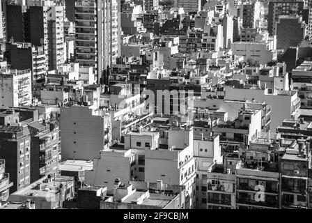 Monochrome Aufnahme des dicht besiedelten Belgrano-Viertels, Buenos Aires, Argentinien Stockfoto