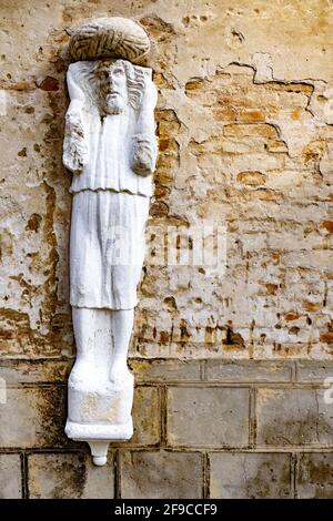 Legen Sie mit den langen Haaren (venezianische antike mittelalterliche Statue), Campo dei Mori in Venedig, fest Stockfoto