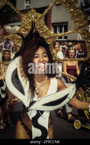 Tänzer einer brasilianischen Samba-Gruppe beim Karneval der Kulturen von Berlin im Jahr 2000 Stockfoto