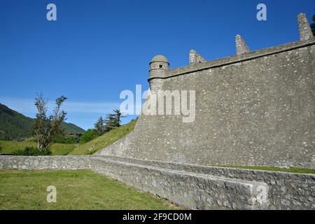 Landschaftlich reizvolle Landschaft mit Blick auf die Zitadellenmauer im historischen Dorf Sisteron, Alpes-de-Haute-Provence, Frankreich. Stockfoto