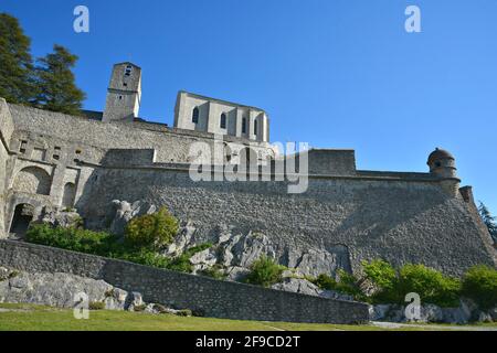 Landschaftlich reizvolle Landschaft mit Blick auf die Zitadellenmauer im historischen Dorf Sisteron, Alpes-de-Haute-Provence, Frankreich. Stockfoto