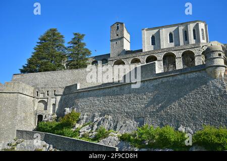 Landschaftlich reizvolle Landschaft mit Blick auf die Zitadellenmauer im historischen Dorf Sisteron, Alpes-de-Haute-Provence, Frankreich. Stockfoto