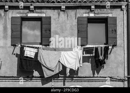 Graustufen-Aufnahme der Wäsche, die an den Linien hängt Stockfoto