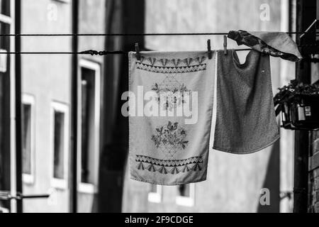 Graustufen-Aufnahme der Wäsche, die an den Linien hängt Stockfoto